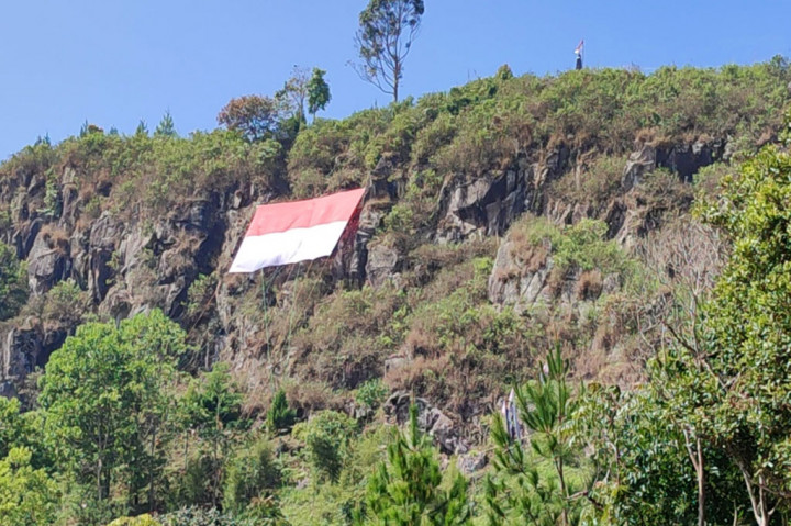 Bendera merah putih raksasa kembali dikibarkan di atas tebing kawasan Gunung Batu, Kecamatan Lembang, Kabupaten Bandung Barat, Minggu, 14 Agustus 2022.