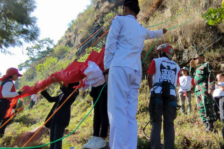 Kegiatan yang diinisiasi komunitas pecinta alam, karang taruna serta Muspika Kecamatan Lembang ini dilaksanakan dalam rangka menyambut HUT ke-77 Kemerdekaan RI. Pengibaran bendera raksasa dimulai sekitar pukul 08.30 WIB, dihadiri oleh ratusan peserta dan masyarakat sekitar.