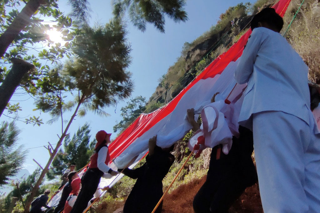 Camat Lembang, Herman Permadi mengatakan, pengibaran bendera di puncak Gunung Batu merupakan salah satu wujud penghargaan kepada para pejuang yang bersatu memerdekakan bangsa Indonesia dari penjajah.