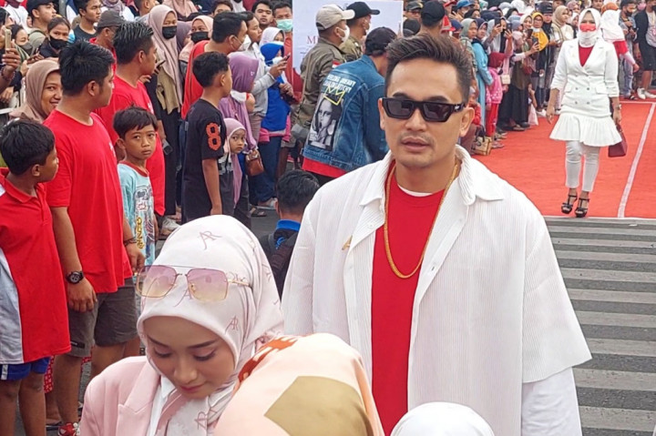 Tak hanya model daerah yang turut tampil dengan busana mereka masing-masing, namun sejumlah artis ibu kota seperti Adelia Pasha, Nabila, Cut Melisa, Elly Sugigi, dan Panji Saputra turut serta ramaikan berjalan di catwalk zebra cross Alun-alun Simpang Tujuh Kudus.