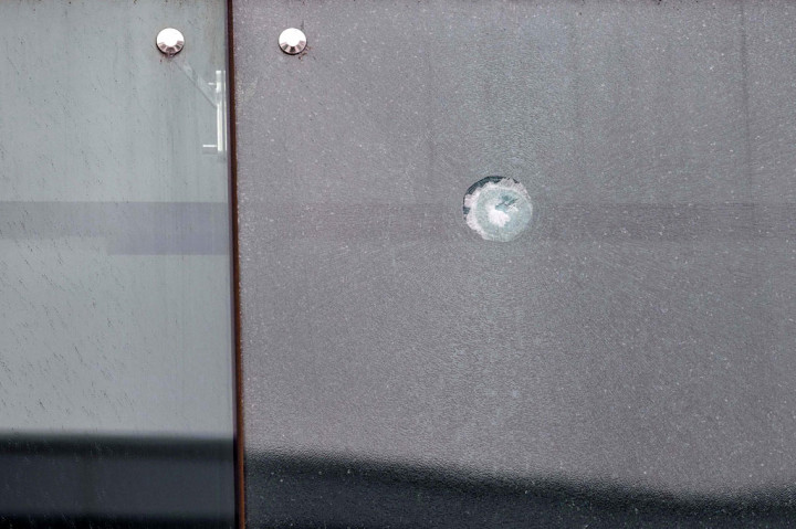 Gambar ini menunjukkan sebuah kaca yang pecah dari peluru yang ditembakkan seorang pria di bandara Canberra, Australia, pada Minggu, 14 Agustus 2022. 