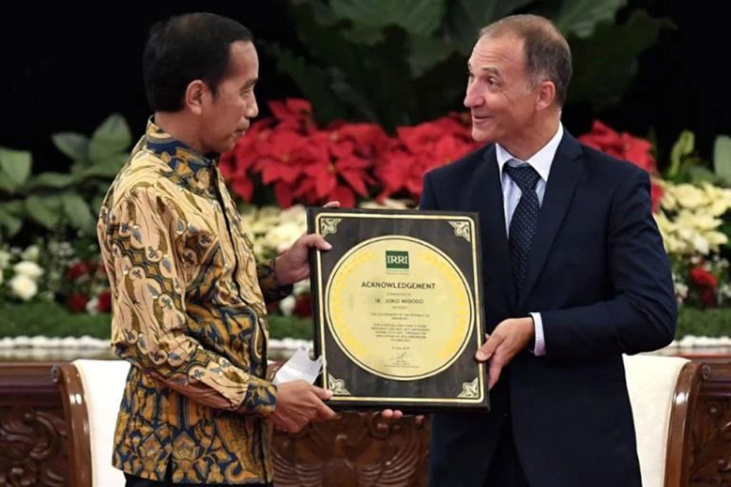 Indonesia menerima penghargaan dari International Rice Research Institute (IRRI) atas keberhasilannya yang dinilai mencapai swasembada beras dan meningkatkan sistem ketahanan pangan dengan baik. Penghargaan diterima langsung oleh Presiden Joko Widodo.