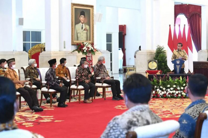Hasilnya, kata Jokowi, selama tahun 2019 hingga 2021, Indonesia konsisten memproduksi beras di angka 31,3 juta ton per tahun; dan dalam tiga tahun terakhir Indonesia sudah tidak mengimpor beras.