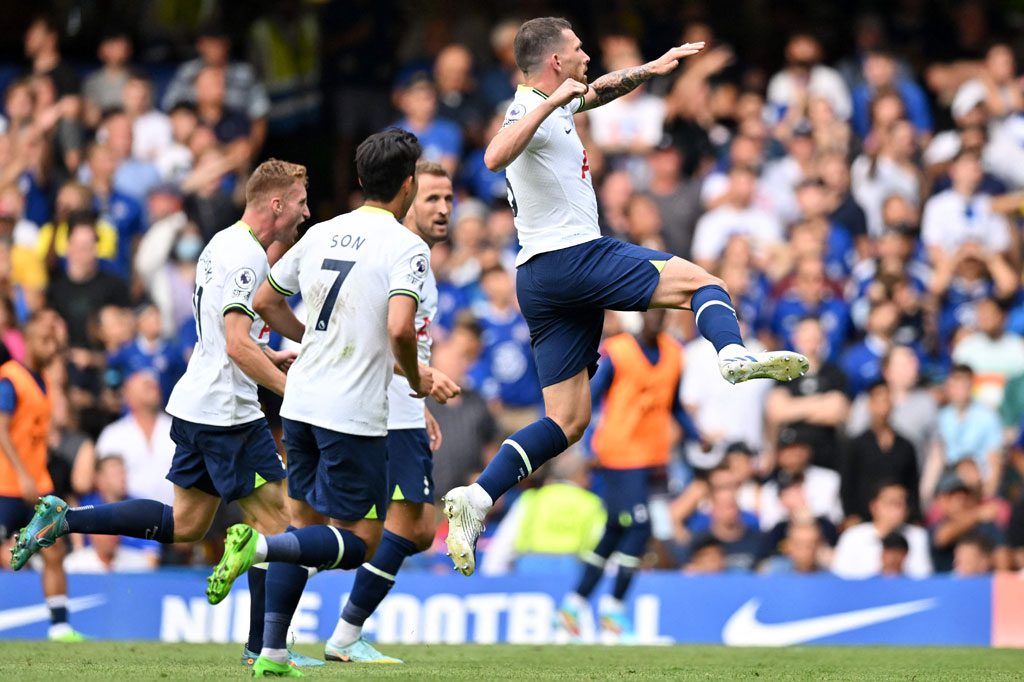 Kedudukan berubah imbang 1-1 pada menit ke-68 setelah Pierre-Emile Hojbjerg akhirnya berhasil menyamakan kedudukan pada menit ke-68, menyelesaikan umpan Ben Davies dengan tembakan mendatar yang tak mampu dijangkau Mendy.