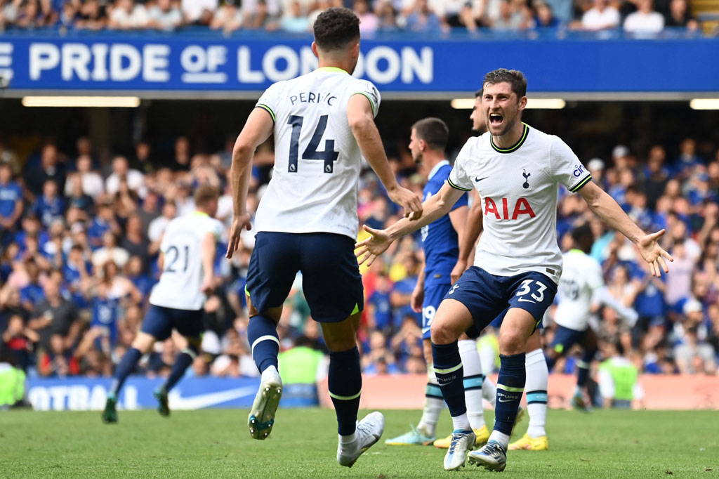 Tottenham mencetak gol penyama kedudukan pada menit keenam tambahan waktu lewat sundulan Harry Kane memanfaatkan situasi sepak pojok yang memaksa pertandingan berakhir imbang 2-2.