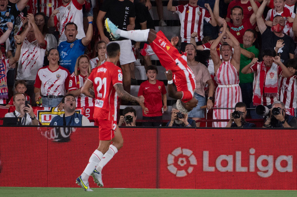 Almeria mampu mencetak gol cepat saat laga baru berjalan enam menit. Menerima umpan dari Inigo Equaras, Largie Ramazani terbebas dari perangkap offside, dan kemudian melepas sepakan keras yang gagal dibendung kiper Thibaut Courtois. Tuan rumah unggul 1-0.