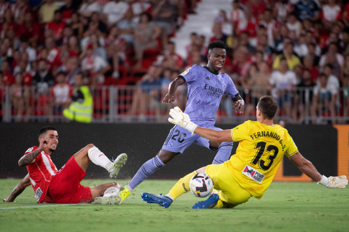 Madrid terus menggempur pertahanan lawan untuk mencari gol penyama kedudukan. Pada menit ke-37, Vinicius Jr punya peluang emas setelah tinggal berhadapan dengan Martinez, sayang dia gagal mencetak gol.