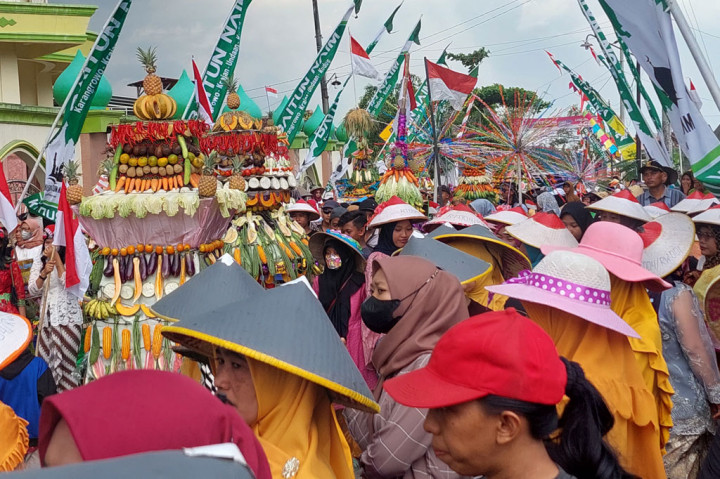 Tradisi kirab gunungan hasil bumi kembali digelar masyarakat Desa Karangrowo, Kecamatan Undaan, Kabupaten Kudus, Jawa Tengah, setelah dua tahun tak dapat dilakukan karena pandemi Covid-19.