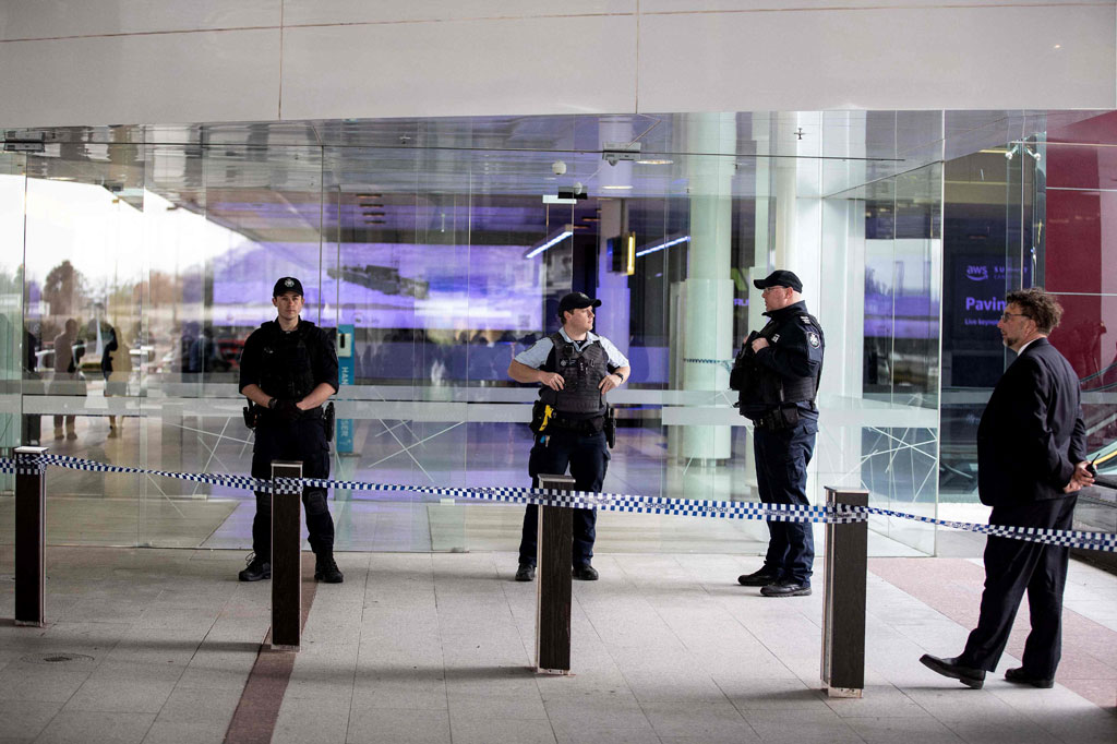 Seorang pria bersenjata dilaporkan melepaskan sekitar lima tembakan di dalam bandara utama Canberra pada hari Minggu, 14 Agustus 2022, membuat penumpang melarikan diri, tetapi tidak melukai siapa pun. Pelaku kemudian ditahan oleh polisi Australia.