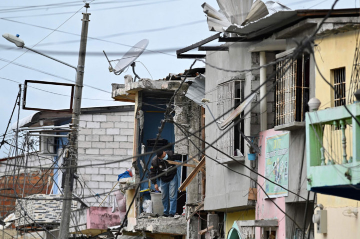 Lasso memperingatkan di Twitter bahwa pemerintahnya yang berusia satu tahun tidak akan membiarkan kejahatan terorganisir mencoba mengendalikan negara.