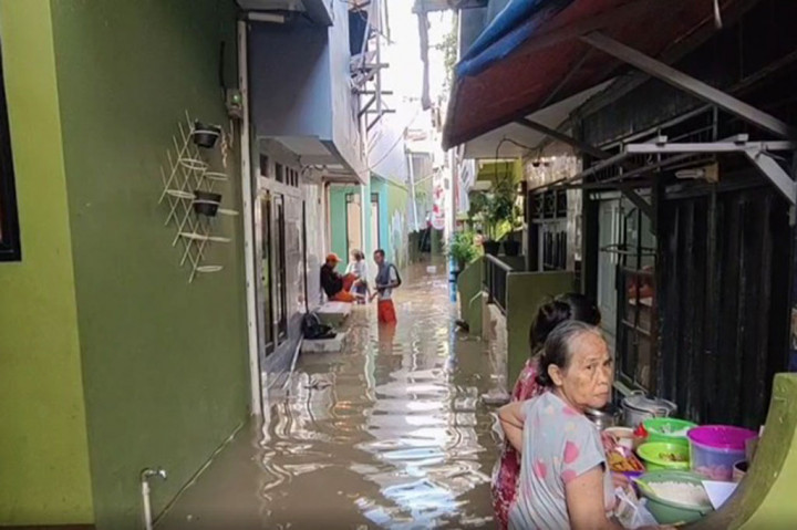 Ratusan rumah warga di daerah Kebon Pala, Kampung Melayu, Jakarta Timur terendam banjir setinggi sekitar 1 meter, Senin, 15 Agustus 2022. Banjir menyebabkan aktivitas warga di Kebon Pala menjadi terganggu.