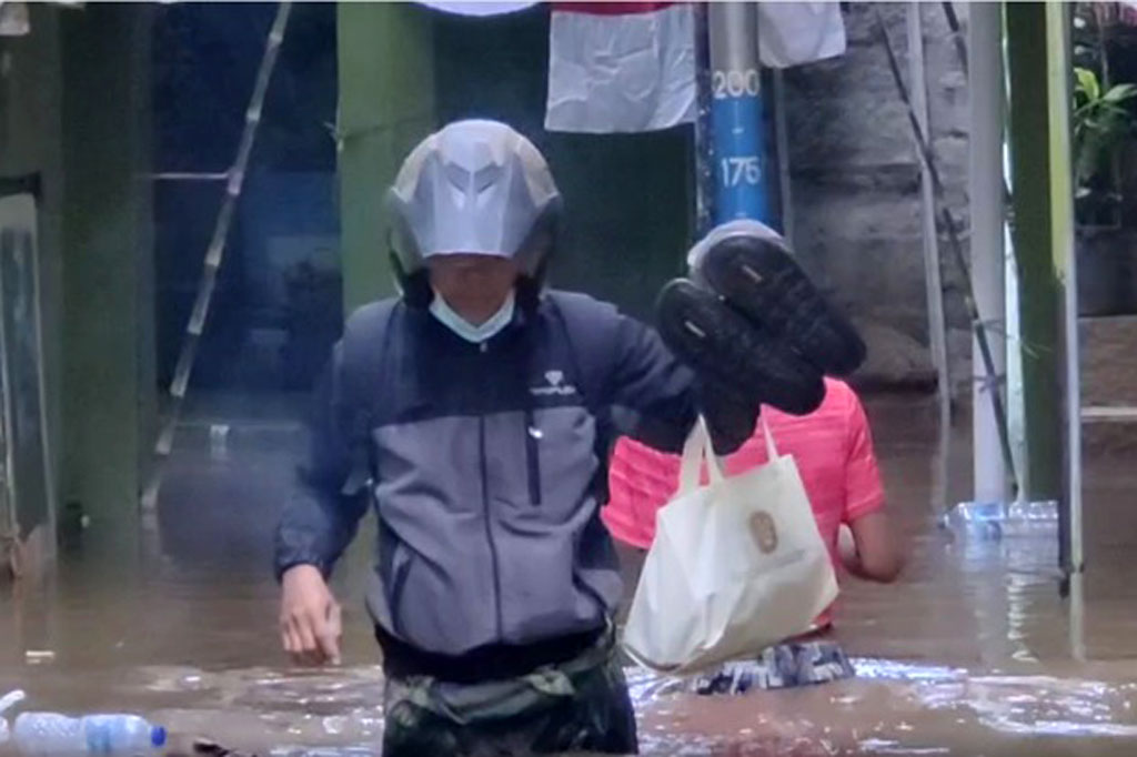 Salah seorang warga Dede Riyadi mengatakan air mulai naik sejak pukul 04.00 dini hari akibat meluapnya kali Ciliwung. “Sebagian besar warga memilih bertahan di lantai dua rumah, karena sudah terbiasa dengan banjir,” ujarnya.