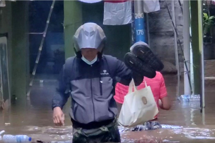 Salah seorang warga Dede Riyadi mengatakan air mulai naik sejak pukul 04.00 dini hari akibat meluapnya kali Ciliwung. “Sebagian besar warga memilih bertahan di lantai dua rumah, karena sudah terbiasa dengan banjir,” ujarnya.