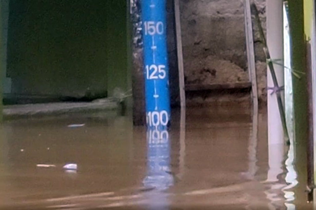 Permukiman Kebon Pala diketahui merupakan daerah langganan banjir. Banjir selain disebabkan oleh curah hujan yang tinggi maupun banjir kiriman dari Bogor, juga diperparah akibat belum adanya tanggul atau normalisasi kali yang berada di sekitar pemukiman Kebon Pala.
