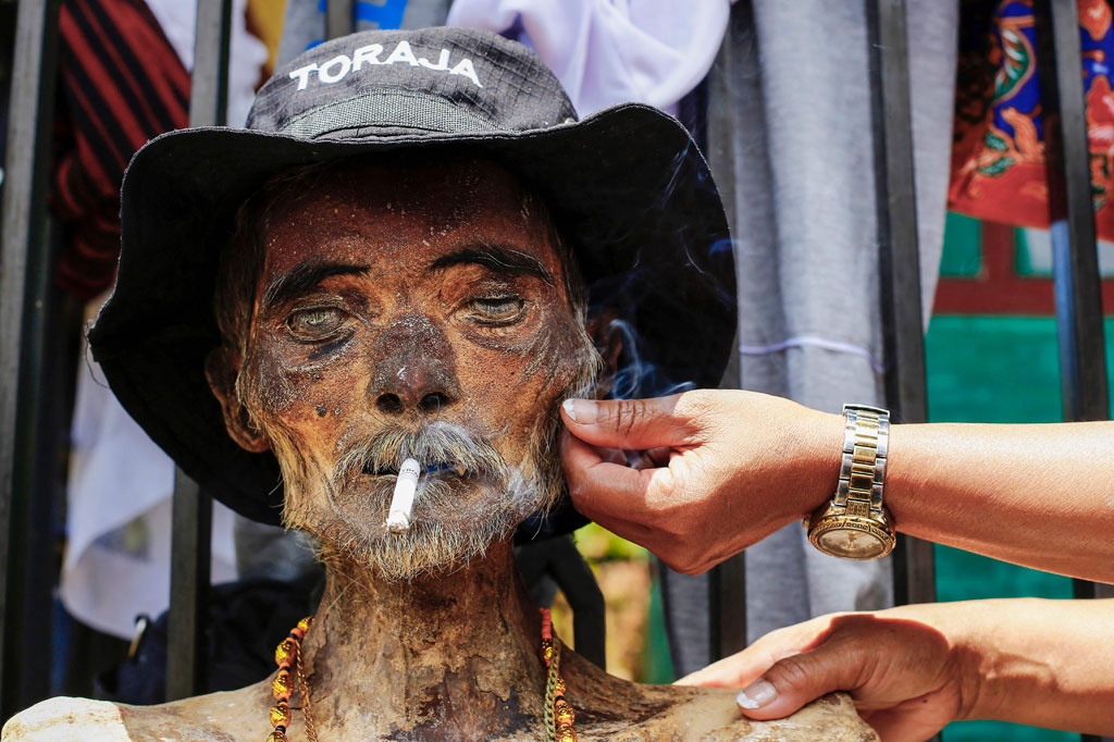 Ritual yang digelar secara turun temurun oleh masyarakat Toraja tersebut untuk mengganti dan membersihkan jenazah keluarga sebagai bentuk penghormatan dan kasih sayang terhadap leluhur mereka.