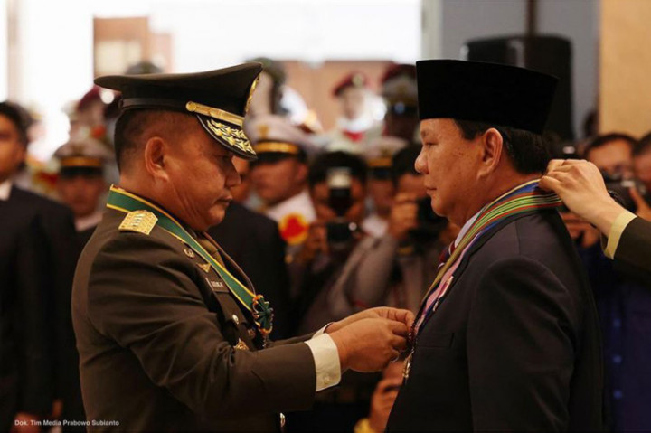 Bintang Kartika Eka Paksi Utama yang disematkan oleh Kepala Staf TNI AD Jenderal Dudung Abdurrahman.