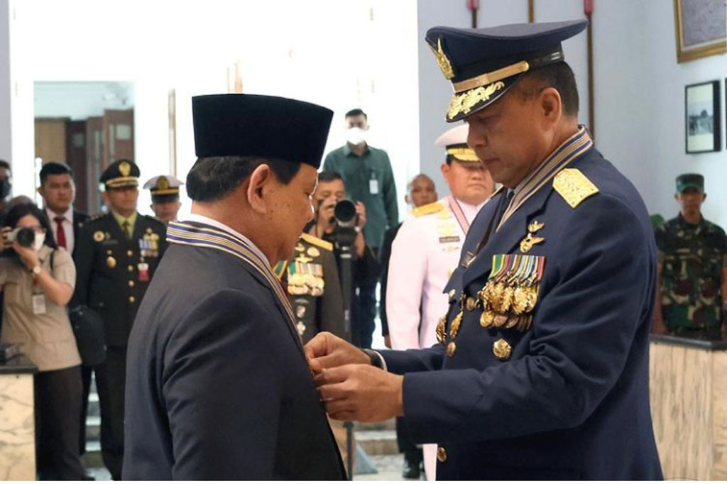 Bintang Swa Bhuwana Paksa Utama yang disematkan oleh Kepala Staf TNI AU Marsekal Fadjar Prasetyo.