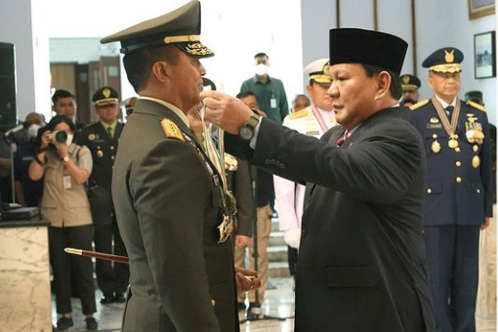 Pada kesempatan tersebut, Prabowo juga menyematkan Bintang Yudha Dharma Utama kepada Jenderal Andika Perkasa.