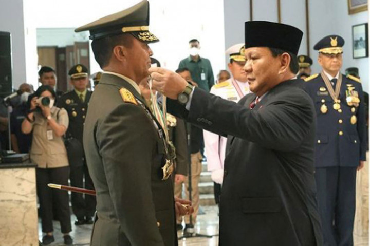 Pada kesempatan tersebut, Prabowo juga menyematkan Bintang Yudha Dharma Utama kepada Jenderal Andika Perkasa.