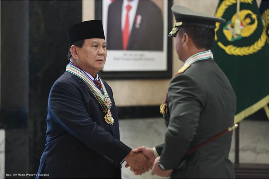 Menteri Pertahanan Prabowo Subianto menerima empat bintang kehormatan yang disematkan oleh Panglima TNI dan tiga kepala staf angkatan di Ruang Hening, Kemhan, Jakarta, Senin, 15 Agustus 2022.