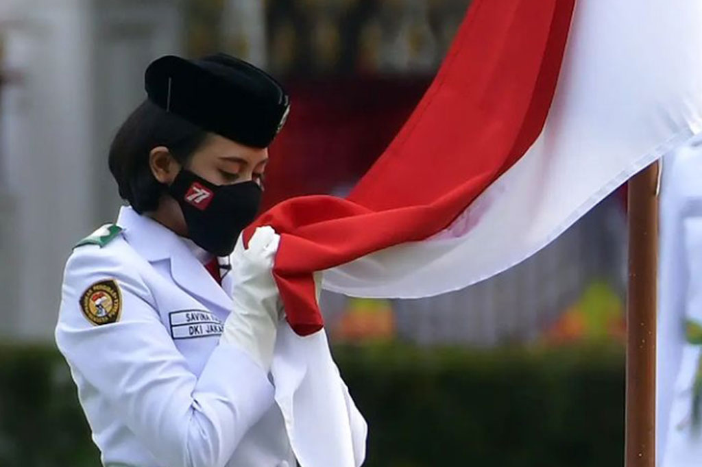 Ia juga mewakili rekan-rekannya untuk memegang bendera Merah Putih saat pengucapan ikrar Putra Indonesia.