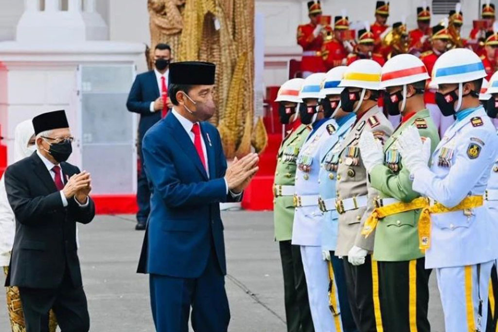 Selain mengukuhkan anggota Paskibraka, Presiden Jokowi turut mengukuhkan empat calon Komandan Upacara dan satu Perwira Upacara yang nantinya akan bertugas pada saat Upacara Peringatan Detik-Detik Proklamasi Kemerdekaan Republik Indonesia pada 17 Agustus 2022 mendatang di Istana Merdeka, Jakarta. 