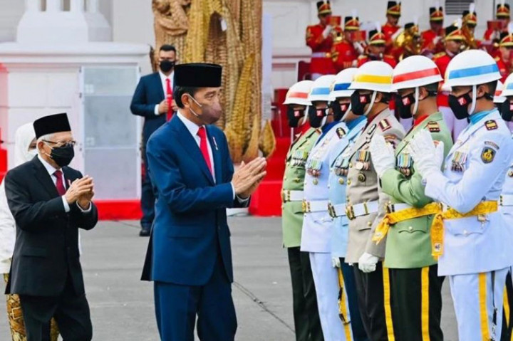 Selain mengukuhkan anggota Paskibraka, Presiden Jokowi turut mengukuhkan empat calon Komandan Upacara dan satu Perwira Upacara yang nantinya akan bertugas pada saat Upacara Peringatan Detik-Detik Proklamasi Kemerdekaan Republik Indonesia pada 17 Agustus 2022 mendatang di Istana Merdeka, Jakarta. 