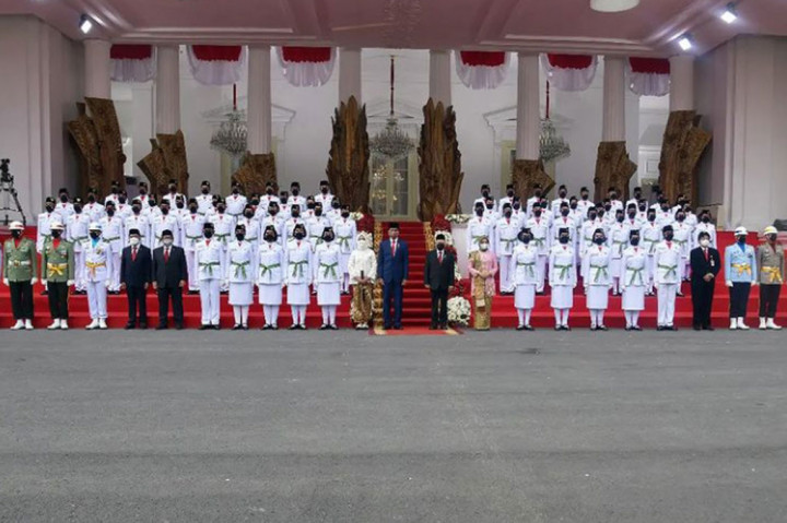 Presiden Joko Widodo mengukuhkan 68 pelajar SMA menjadi anggota Pasukan Pengibar Bendara Pusaka (Paskibraka) Tahun 2022. Upacara pengukuhan tersebut digelar di halaman Istana Merdeka, Jakarta, pada Senin, 15 Agustus 2022.
