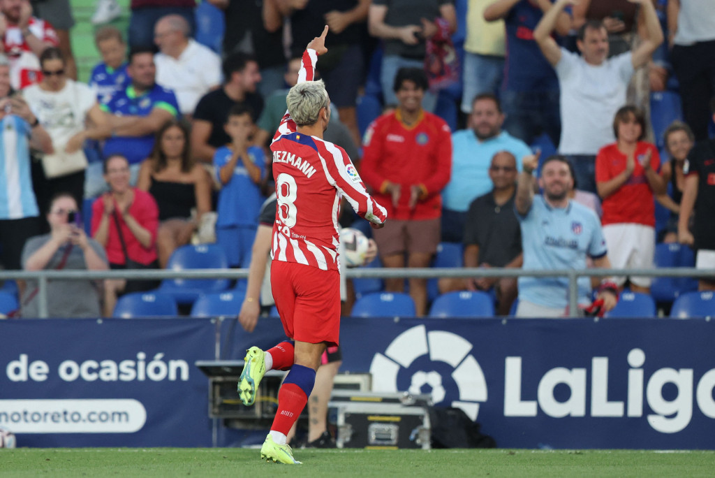 Antoine Griezmann menutup kemenangan Atletico dengan skor 3-0 lewat sepakan jarak jauh di menit ke-75.