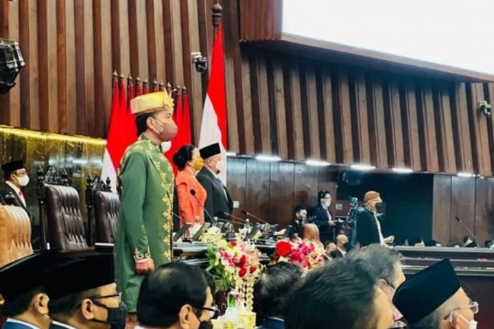 Seperti tahun-tahun sebelumnya, Presiden Jokowi tampak mengenakan busana adat daerah saat berpidato di Gedung Nusantara. Dalam kesempatan kali ini, Presiden Jokowi memilih Baju Paksian asal Provinsi Bangka Belitung. Pakaian adat tersebut berwarna dominan hijau dan memiliki motif 