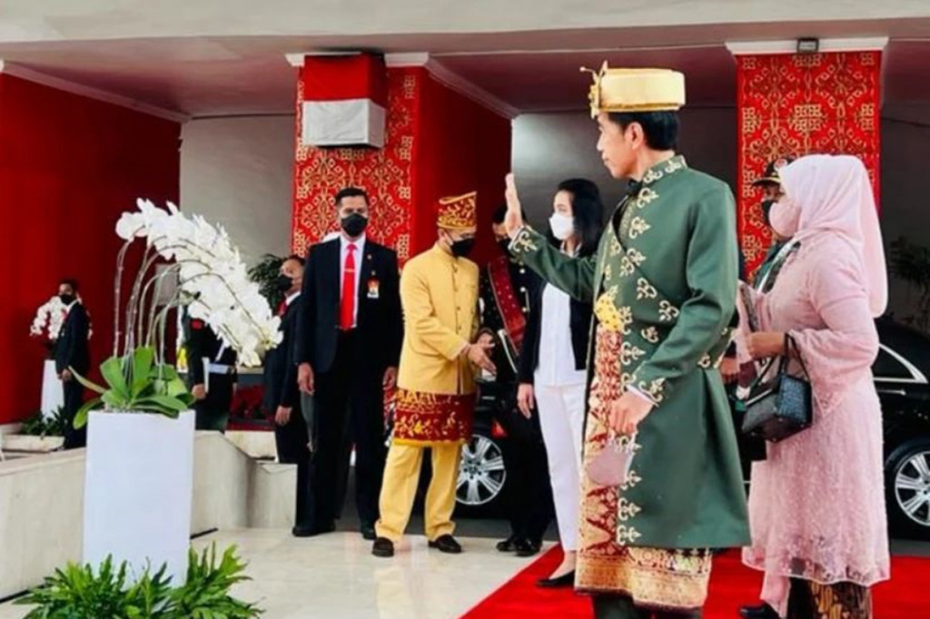 Presiden dan Ibu Iriana tiba sekitar pukul 09.30 WIB dan bersama-sama dengan Wakil Presiden Ma'ruf Amin serta Ibu Wury Ma'ruf Amin memasuki Gedung Nusantara.