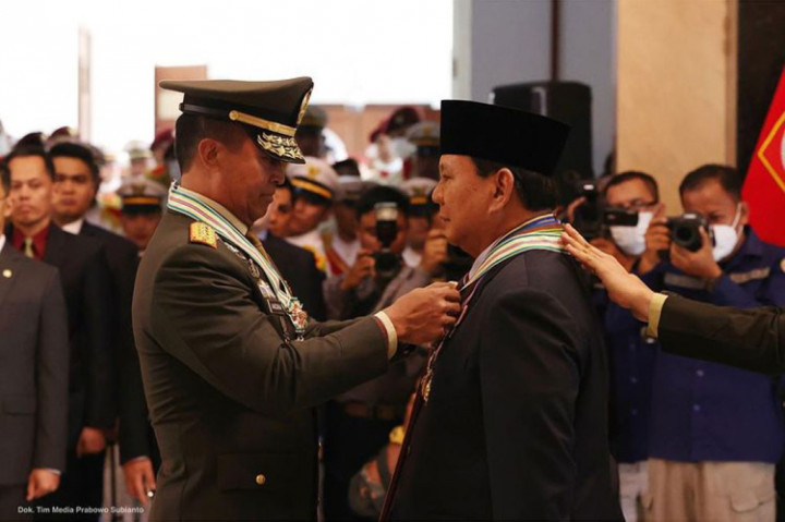 Menteri Pertahanan Prabowo Subianto menerima empat bintang kehormatan yang disematkan oleh Panglima TNI dan tiga kepala staf angkatan di Ruang Hening, Kemhan, Jakarta, Senin, 15 Agustus 2022.