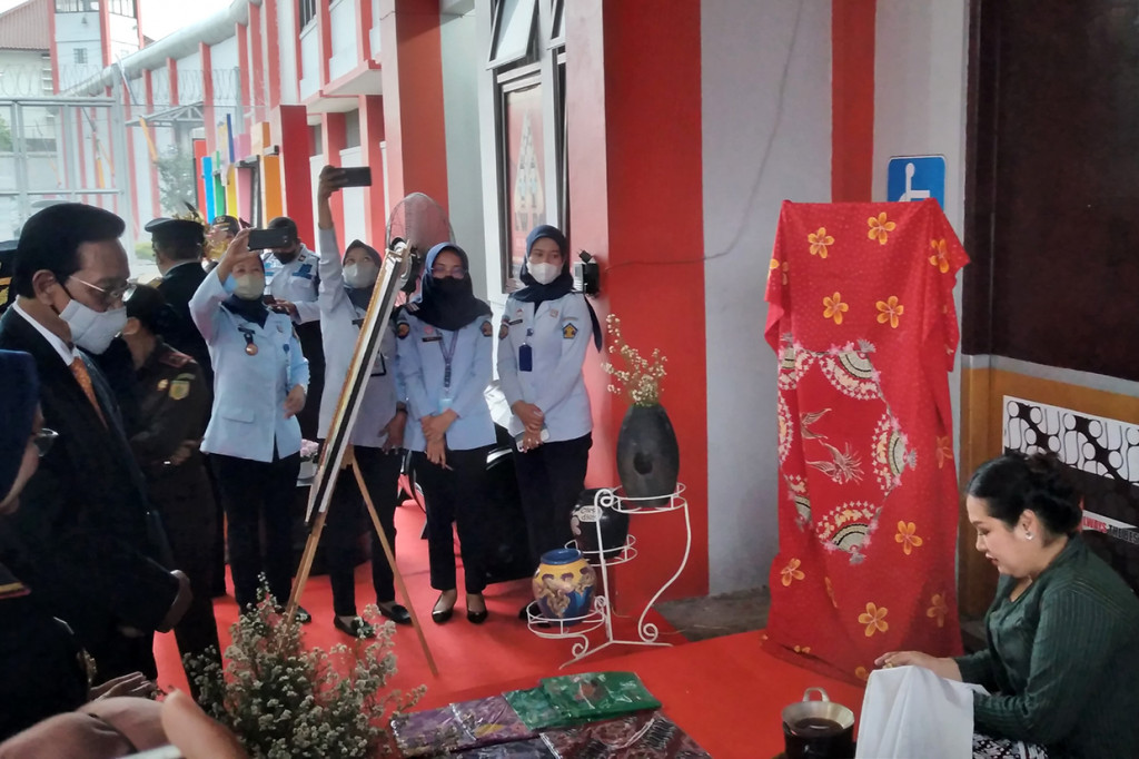 Gubernur DIY, Sri Sultan Hamengku Buwono X saat melihat seorang warna binaan Lapas Perempuan membatik.