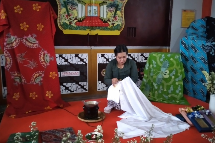 Seorang warga binaan Lapas Perempuan Yogyakarta membatik dalam kegiatan pameran seni menyambut HUT ke 77 Kemerdekaan Indonesia.