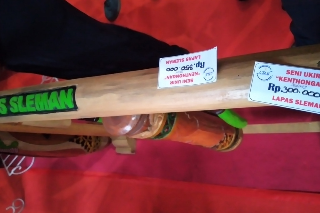 Karya seni ukir kentongan hasil kreativitas warga binaan Lapas Kelas IIB Cebongan Sleman.