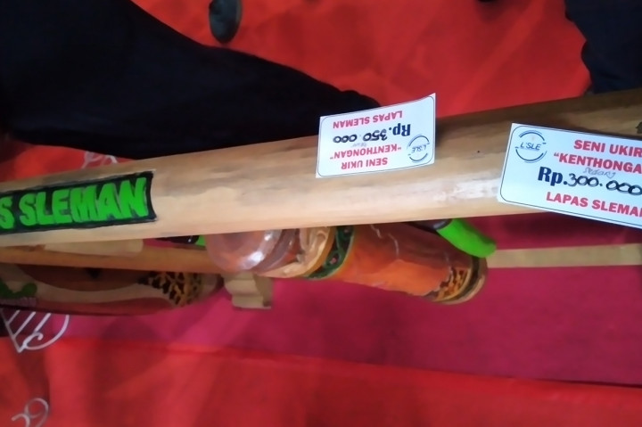 Karya seni ukir kentongan hasil kreativitas warga binaan Lapas Kelas IIB Cebongan Sleman.