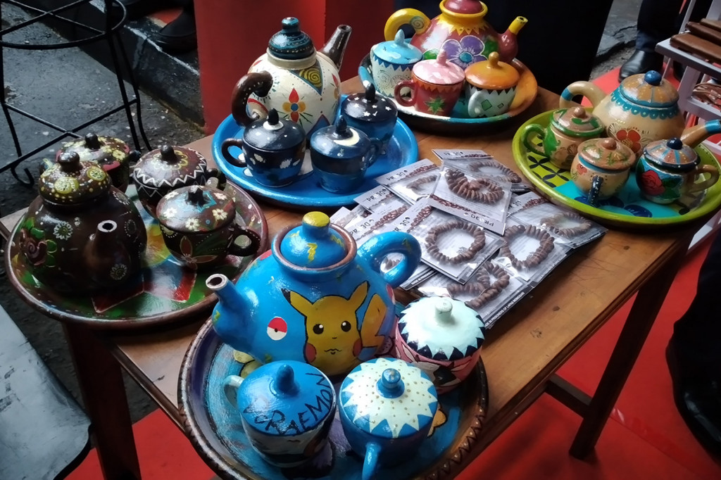 Karya kerajinan membatik gerabah yang dilakukan warga binaan Lapas di Yogyakarta.