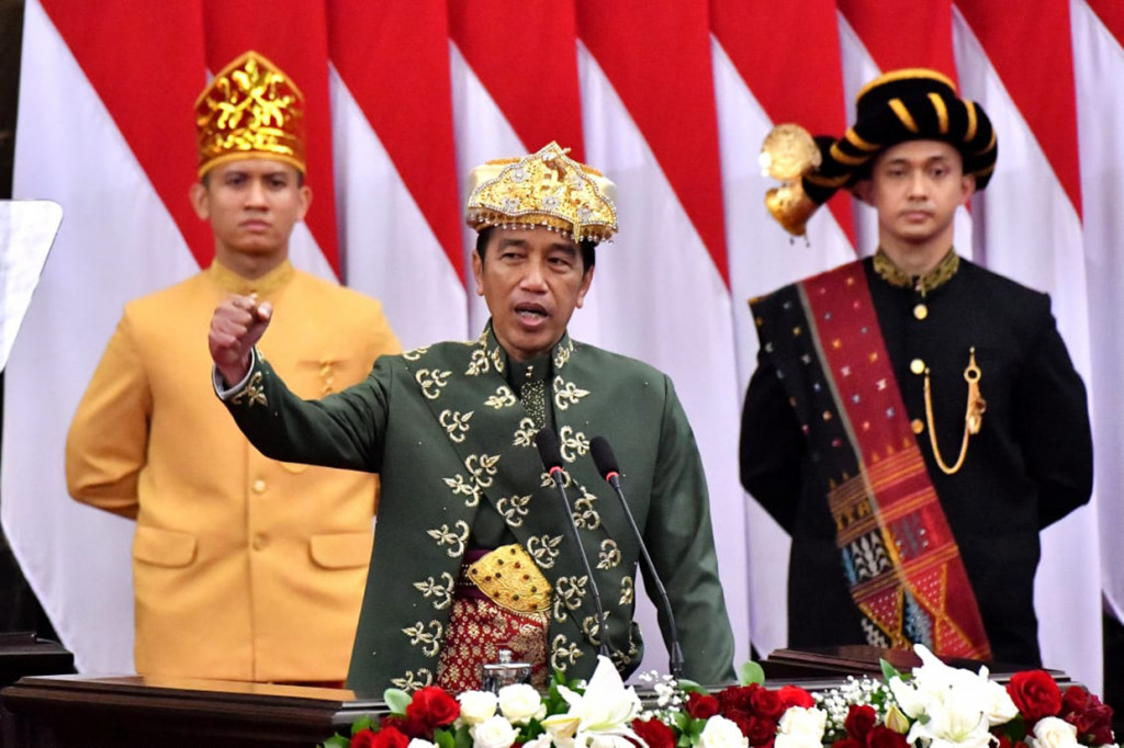 Ketiga, Perlindungan hukum, sosial, politik, dan ekonomi untuk rakyat. Jokowi menegaskan, agenda ini harus terus diperkuat. Pemenuhan hak sipil dan praktik demokrasi, hak politik perempuan dan kelompok marjinal, harus terus dijamin. Hukum harus ditegakkan seadil-adilnya, tanpa pandang bulu.