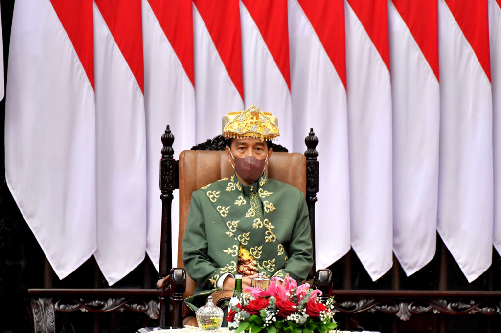 Kedua, Mengoptimalisasi sumber energi bersih dan ekonomi hijau. Persemaian dan rehabilitasi hutan tropis dan hutan mangrove, serta rehabilitasi habitat laut, akan terus dilakukan, dan akan menjadi potensi besar penyerap karbon. Energi bersih dari panas matahari, panas bumi, angin, ombak laut, dan energi bio, akan menarik industrialisasi penghasil produk-produk rendah emisi.