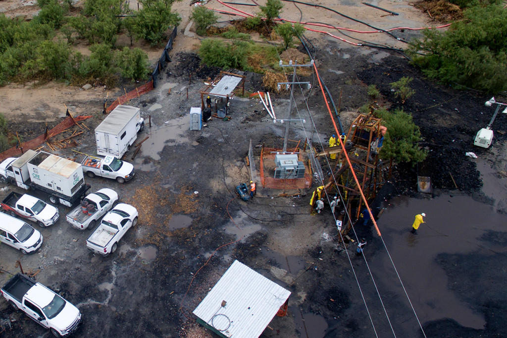 Petugas penyelamat terus berusaha menjangkau 10 penambang yang terjebak di tambang batu bara yang terendam banjir sejak 3 Agustus, di komunitas Agujita, Kota Sabinas, Negara Bagian Coahuila, Meksiko, 15 Agustus 2022.