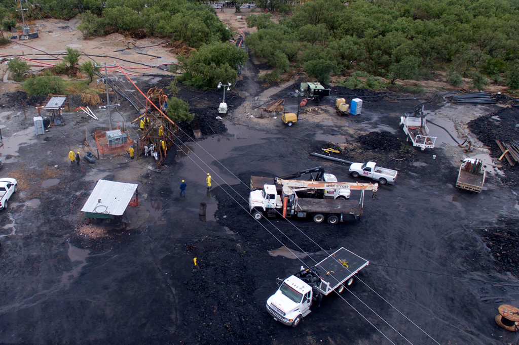 Proses penyelamatan 10 penambang yang sudah terjebak sejak 3 Agustus lalu di tambang batu bara Coahuila Meksiko terhambat akibat naiknya ketinggian air yang tiba-tiba.