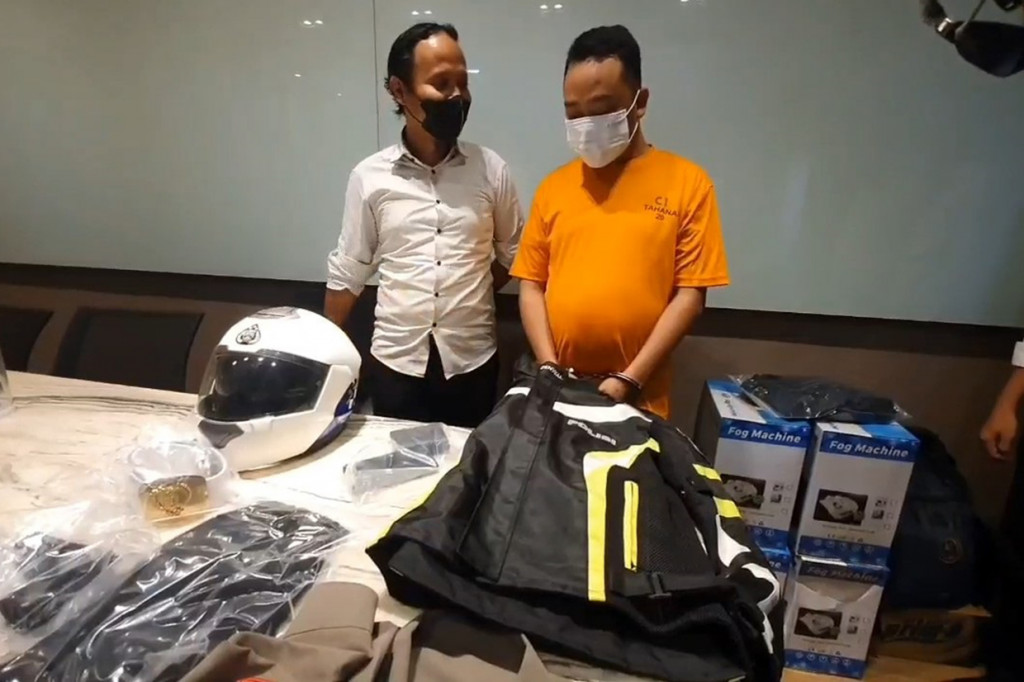 Kepala Satuan Reserse Kriminal (Kasatreskrim) Polres Metro Jakarta Utara Ajun Komisaris Besar Polisi Febri Isman Jaya mengatakan status I saat ini adalah tidak bekerja, namun wiraswasta. Uang yang diperoleh dari hasil menipu senilai Rp506 juta sudah dipakai hingga tidak bersisa.