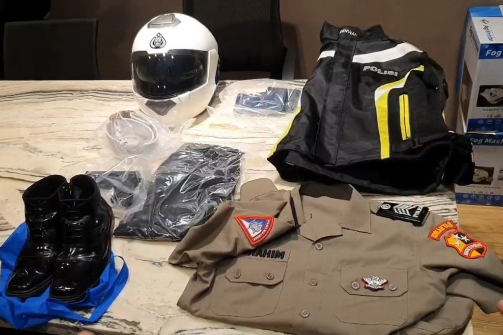 Tersangka mengaku melakukan penipuan seolah-olah menjual mobil dengan menjadi polisi gadungan, terinspirasi dari profesi petugas patroli dan pengawalan (patwal) kementerian di gedung DPR RI.