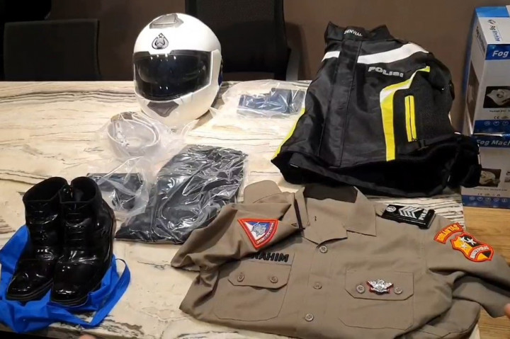 Tersangka mengaku melakukan penipuan seolah-olah menjual mobil dengan menjadi polisi gadungan, terinspirasi dari profesi petugas patroli dan pengawalan (patwal) kementerian di gedung DPR RI.