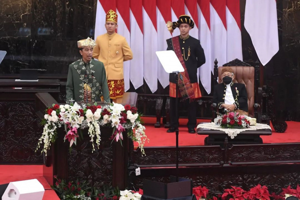 Presiden Joko Widodo menyampaikan pidato pada Sidang Tahunan MPR RI serta Sidang Bersama DPR RI dan DPD RI Tahun 2022, di Ruang Rapat Paripurna, Gedung Nusantara MPR/DPR/DPD RI, Senayan, Jakarta, Selasa, 16 Agustus 2022, pagi.