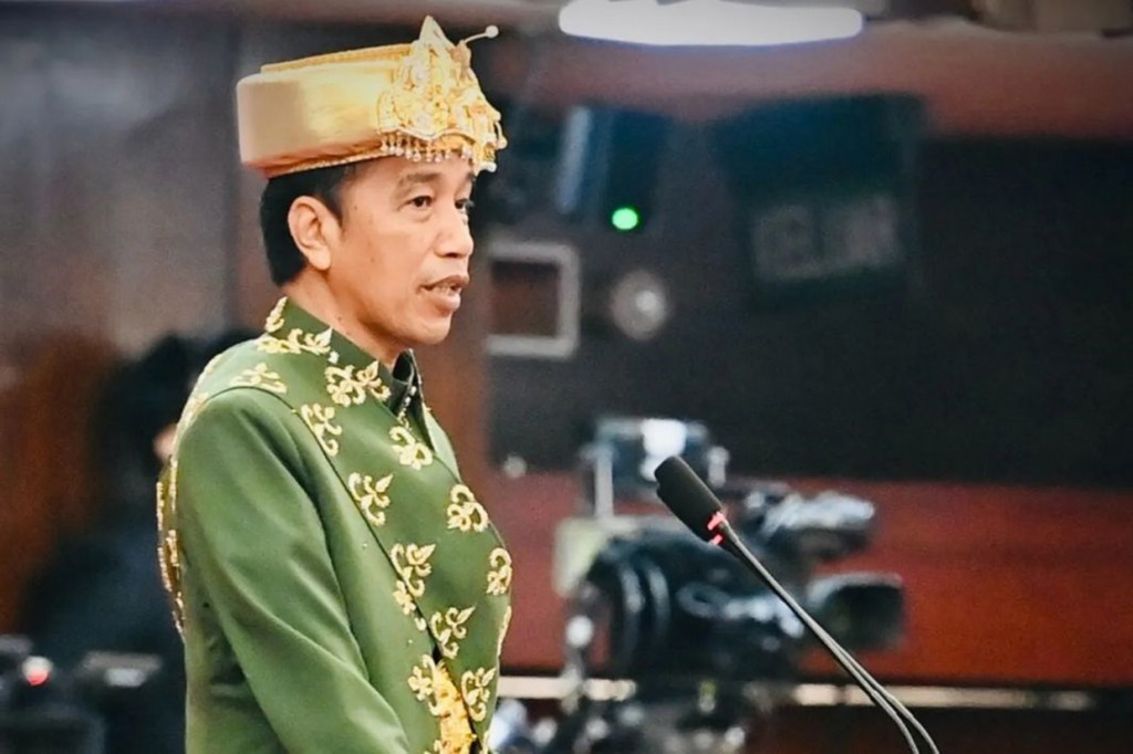 Jokowi hadir dengan mengenakan baju adat Paksian dari Bangka Belitung.