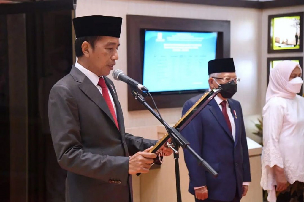 Setibanya di lokasi, Presiden Jokowi bersama Wakil Presiden Ma’ruf Amin terlebih dahulu melakukan penghormatan di gerbang TMP Kalibata. Setelahnya, Presiden Jokowi selaku inspektur upacara memimpin apel kehormatan dan renungan suci.