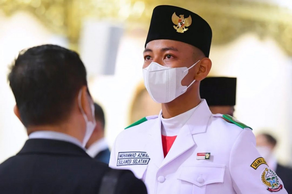 Tiga lainnya dari Kelompok 8 yang bertugas untuk mengibarkan bendera ialah Rafly Tri Aditama sebagai Komandan Kelompok 8 yang mewakili Provinsi Kalimantan Tengah, Mario Adhiyaksa Sihombing sebagai pembentang bendera yang mewakili Provinsi Sumatra Utara, dan Bramantya Rizky Wiratama sebagai pengerek bendera yang mewakili Provinsi Jawa Barat.