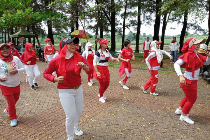 Dalam rangka menyambut Hari Ulang Tahun ke-77 RI, sejumlah perempuan yang tergabung dalam sebuah sanggar senam di Bogor menggelar senam bersama di Setu Billabong, Bojong Gede, Bogor, Selasa, 15 Agustus 2022.