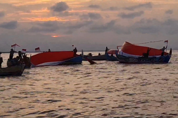 Memperingati HUT 77 Republik Indonesia, bendera Merah Putih sepanjang 1.777 meter dibentangkan nelayan di Laut Juwana, Pati, Jawa Tengah pada Rabu pagi, 17 Agustus 2022.